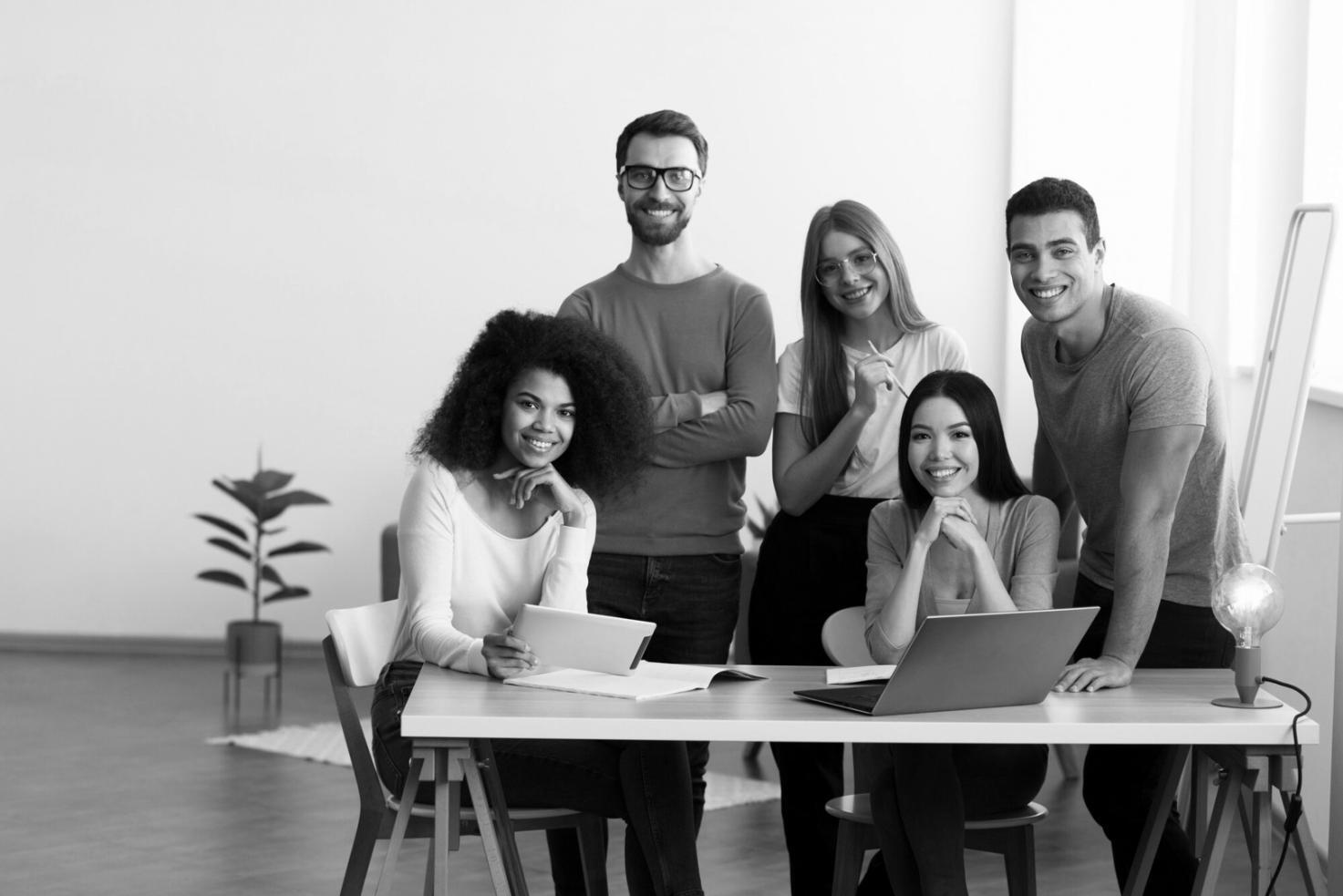 Personas estudiando materiales financieros